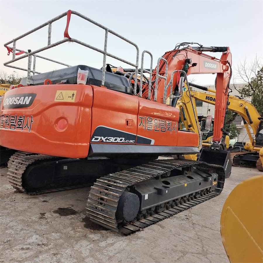 Doosan DX 300 LC - Ekskavator me zinxhirë: foto 1 Doosan DX 300 LC - Ekskavator me zinxhirë: foto 1