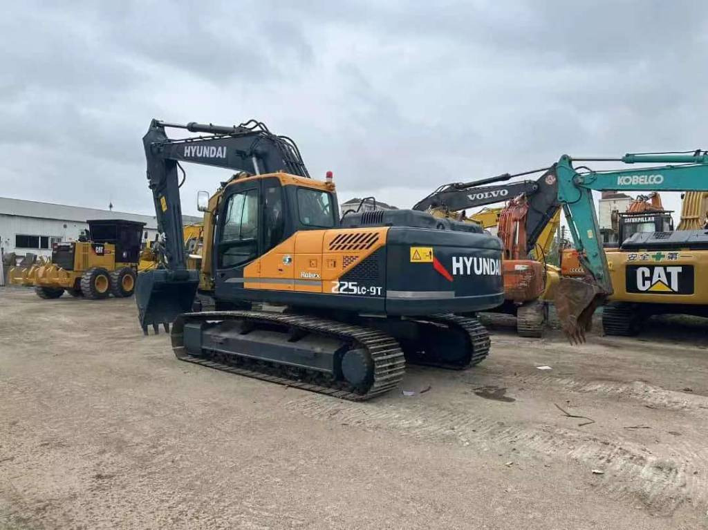 Hyundai 225LC-9T - Ekskavator me zinxhirë: foto 1 Hyundai 225LC-9T - Ekskavator me zinxhirë: foto 1