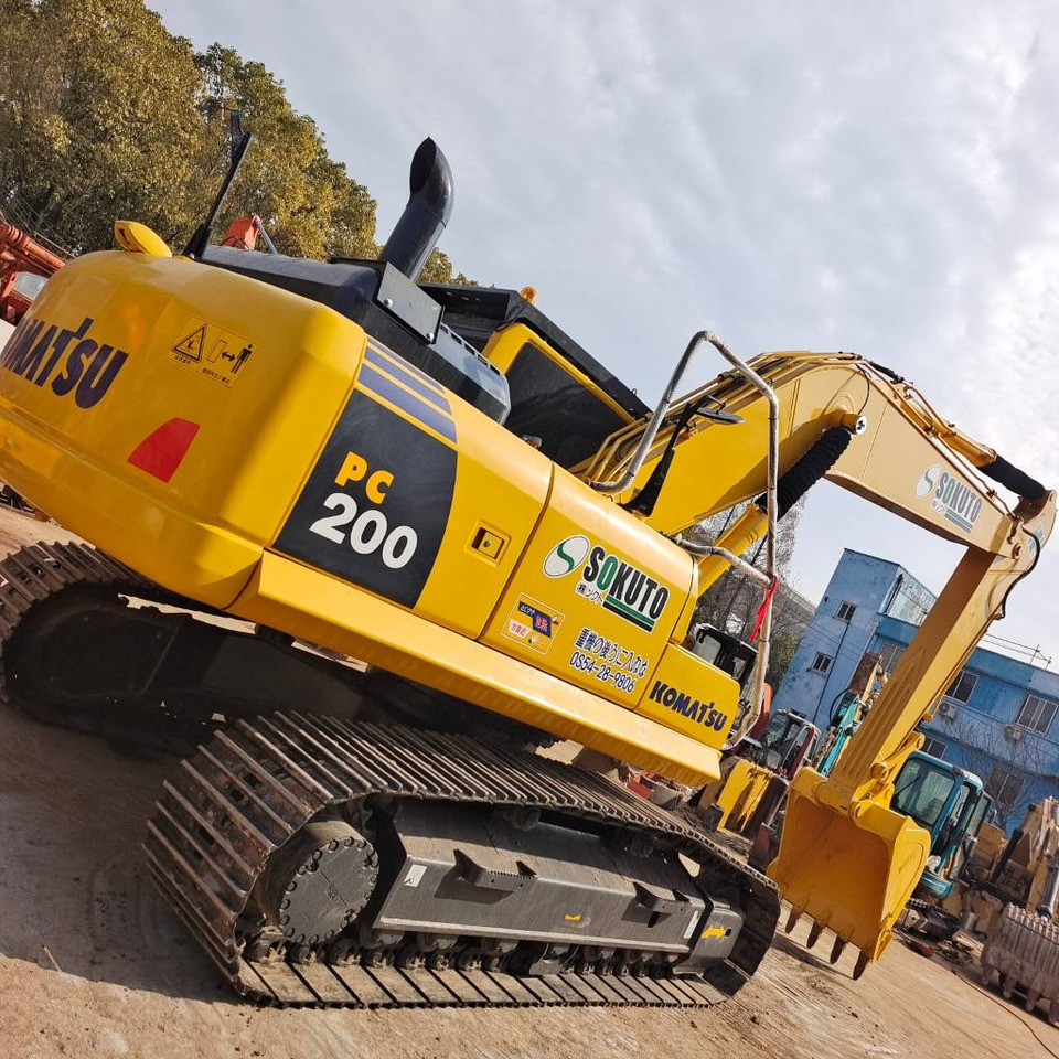 Komatsu PC 200-8 - Ekskavator me zinxhirë: foto 1 Komatsu PC 200-8 - Ekskavator me zinxhirë: foto 1