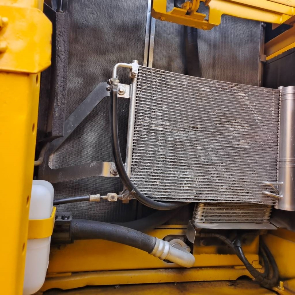 Komatsu PC 200-8 - Ekskavator me zinxhirë: foto 4 Komatsu PC 200-8 - Ekskavator me zinxhirë: foto 4