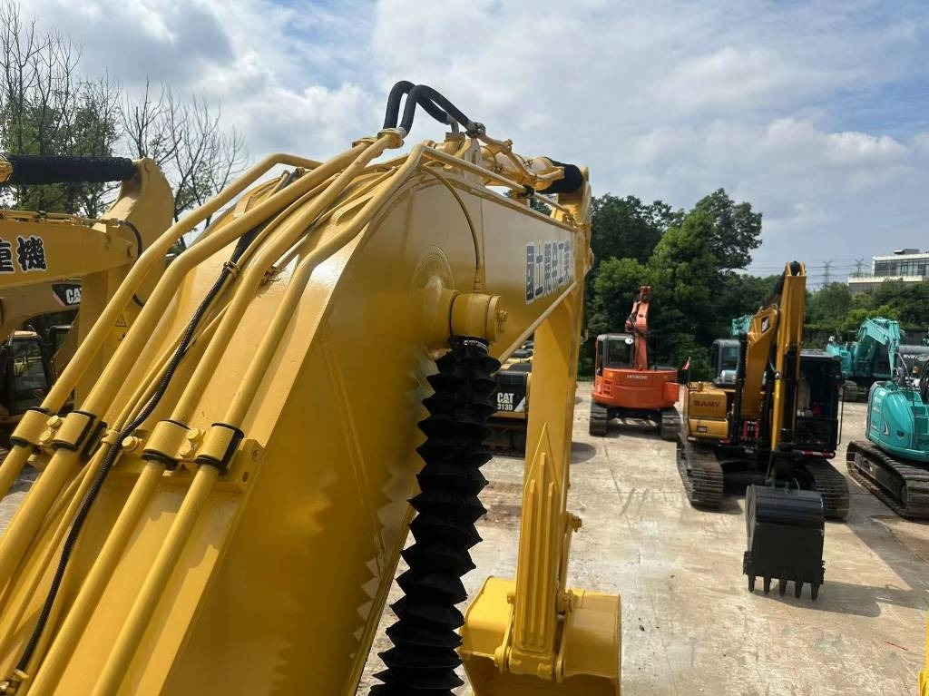 Komatsu PC 220-8 - Ekskavator me zinxhirë: foto 4 Komatsu PC 220-8 - Ekskavator me zinxhirë: foto 4