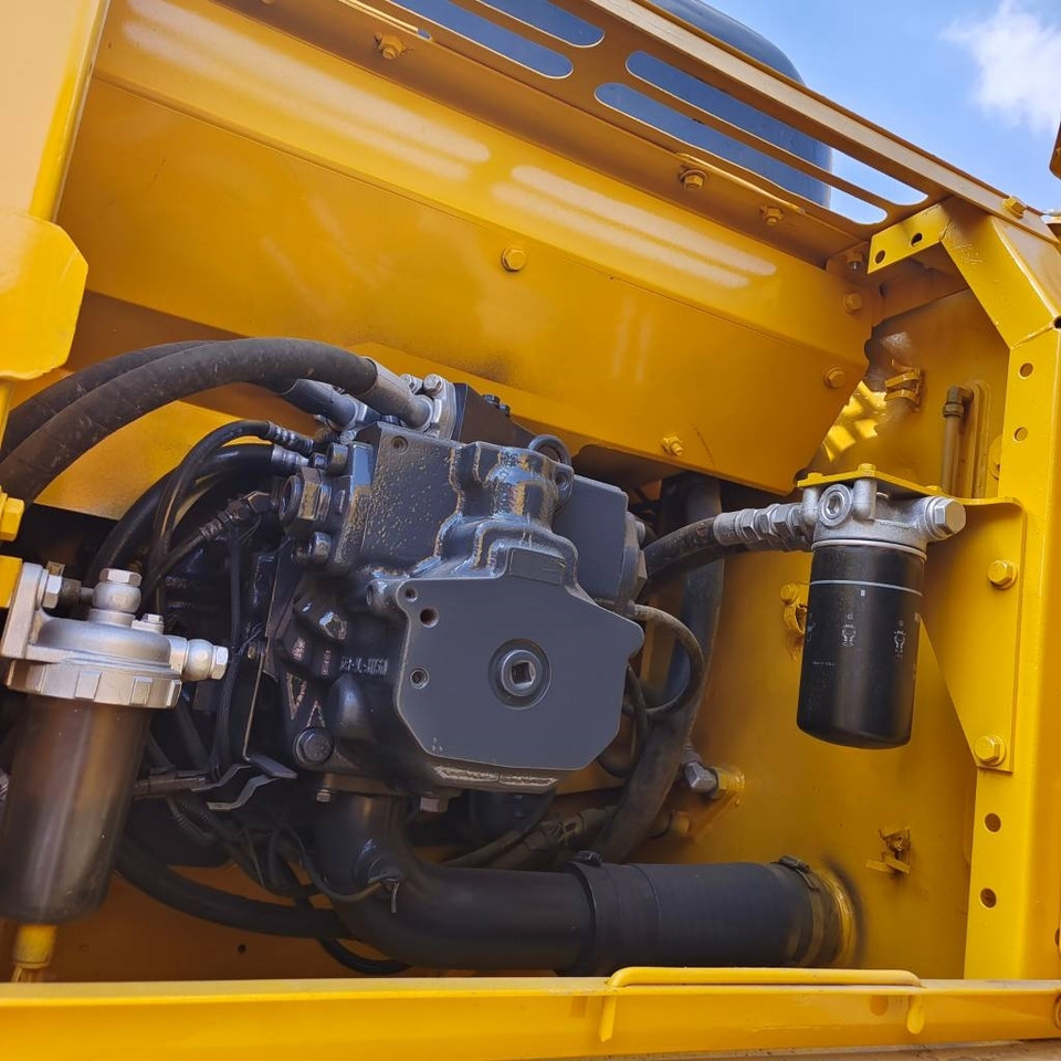 Komatsu PC 300 - Ekskavator me zinxhirë: foto 3 Komatsu PC 300 - Ekskavator me zinxhirë: foto 3