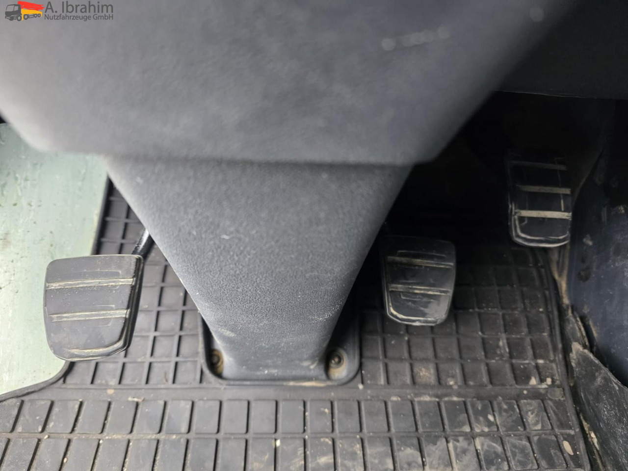 Scania R560 | 6x4 | V8 | Blatt Blatt | Schaltgetriebe |Kipphydraulik | Klima | Trommelbremse| 3 Pedals - Gjysmë-kamion: foto 5 Scania R560 | 6x4 | V8 | Blatt Blatt | Schaltgetriebe |Kipphydraulik | Klima | Trommelbremse| 3 Pedals - Gjysmë-kamion: foto 5