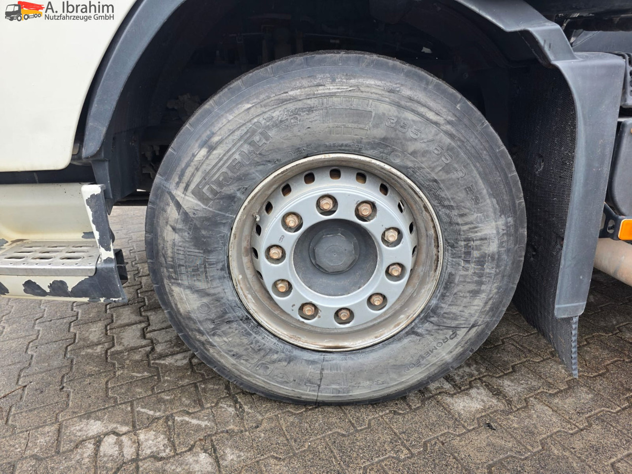 Volvo FH 520 | 6x4 | Schaltgetriebe | Blatt Blatt Klima | Trommelbremse | 3 Pedals - Gjysmë-kamion: foto 5 Volvo FH 520 | 6x4 | Schaltgetriebe | Blatt Blatt Klima | Trommelbremse | 3 Pedals - Gjysmë-kamion: foto 5