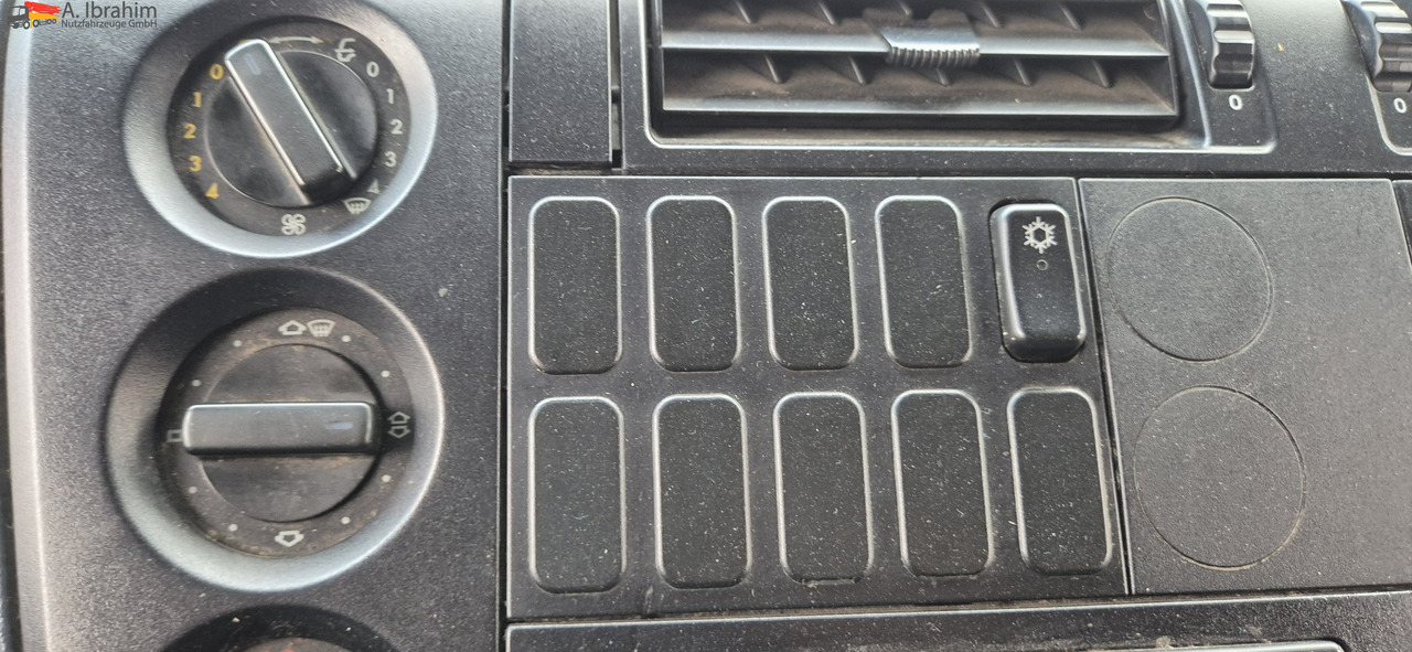 Mercedes-Benz 823 LBW | Radstand 4900 mm | 7.2 m Pritsche Klima | 3 Pedals - Kamioncine me tendë: foto 2 Mercedes-Benz 823 LBW | Radstand 4900 mm | 7.2 m Pritsche Klima | 3 Pedals - Kamioncine me tendë: foto 2