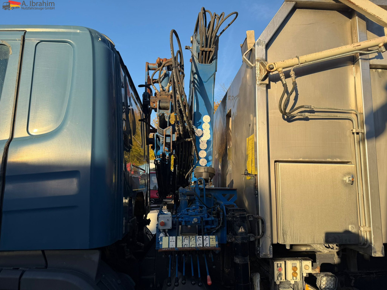 Scania B4X2 Edelstahlkipper für Tierkörperbeseitigung Kran MKG - Kamion mbeturinash: foto 4 Scania B4X2 Edelstahlkipper für Tierkörperbeseitigung Kran MKG - Kamion mbeturinash: foto 4