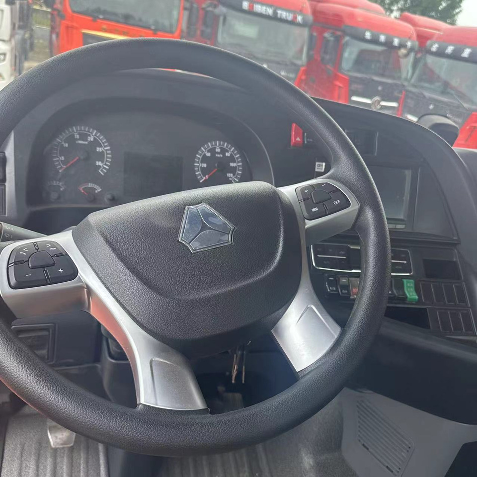 Sinotruk - Gjysmë-kamion: foto 1 Sinotruk - Gjysmë-kamion: foto 1