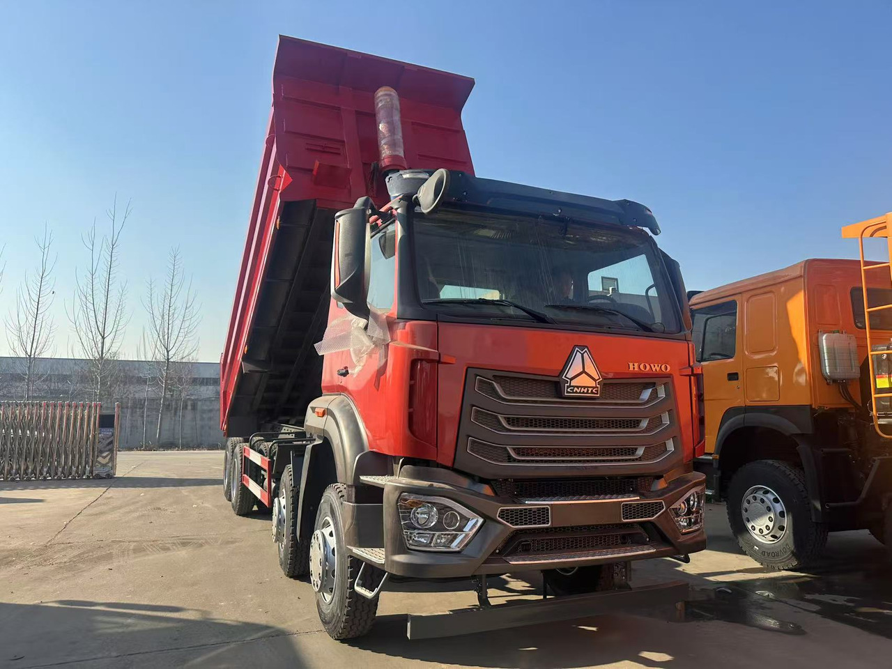 Howo HAOHAN DUMP TRUCK 8X4 - Kamion vetëshkarkues: foto 1 Howo HAOHAN DUMP TRUCK 8X4 - Kamion vetëshkarkues: foto 1