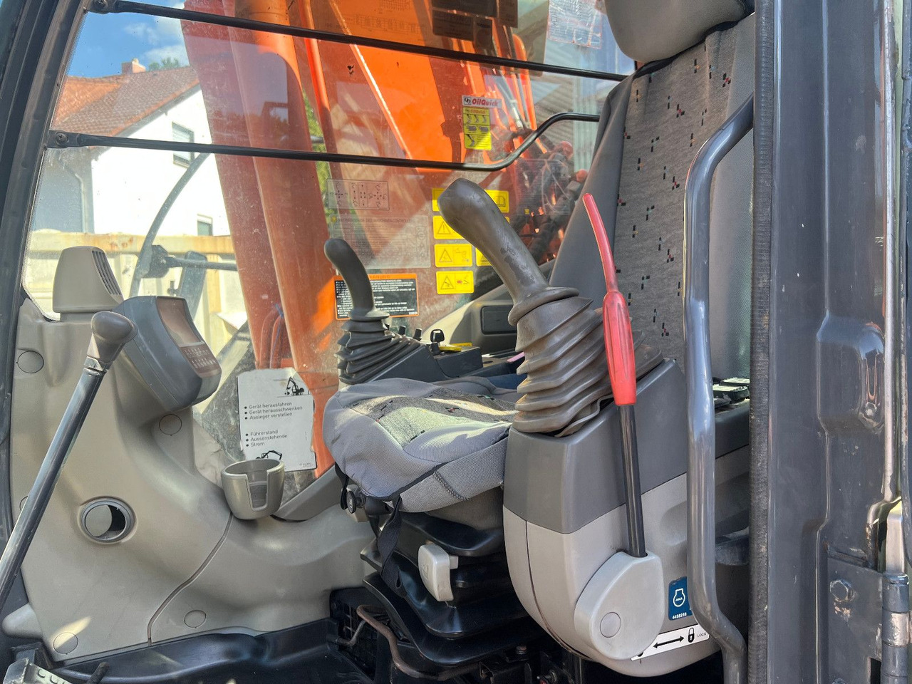 Hitachi ZX 225 US LC Powertilt - Ekskavator me zinxhirë: foto 2 Hitachi ZX 225 US LC Powertilt - Ekskavator me zinxhirë: foto 2