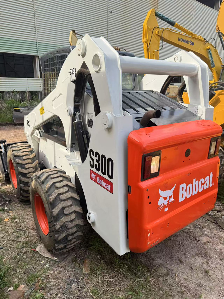 BOBCAT S300 - Fadromë me shkarkim nga prapa: foto 2 BOBCAT S300 - Fadromë me shkarkim nga prapa: foto 2