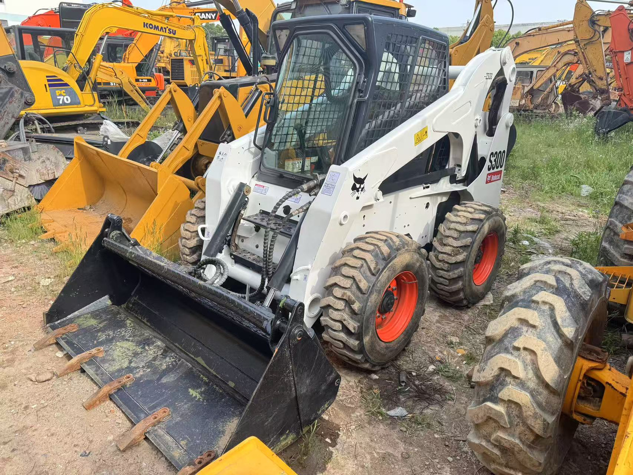 BOBCAT S300 - Fadromë me shkarkim nga prapa: foto 1 BOBCAT S300 - Fadromë me shkarkim nga prapa: foto 1