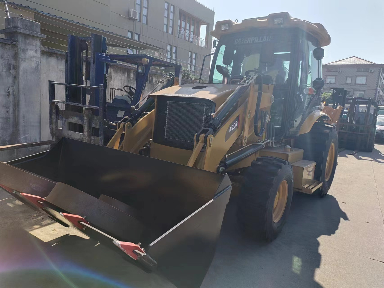 CATERPILLAR 420F - Fadromë me shkarkim nga prapa: foto 4 CATERPILLAR 420F - Fadromë me shkarkim nga prapa: foto 4