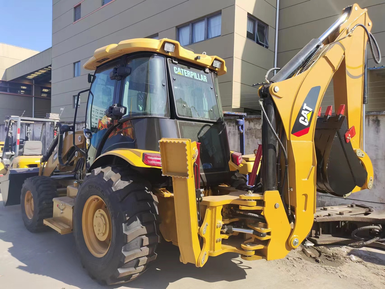 CATERPILLAR 420F - Fadromë me shkarkim nga prapa: foto 5 CATERPILLAR 420F - Fadromë me shkarkim nga prapa: foto 5