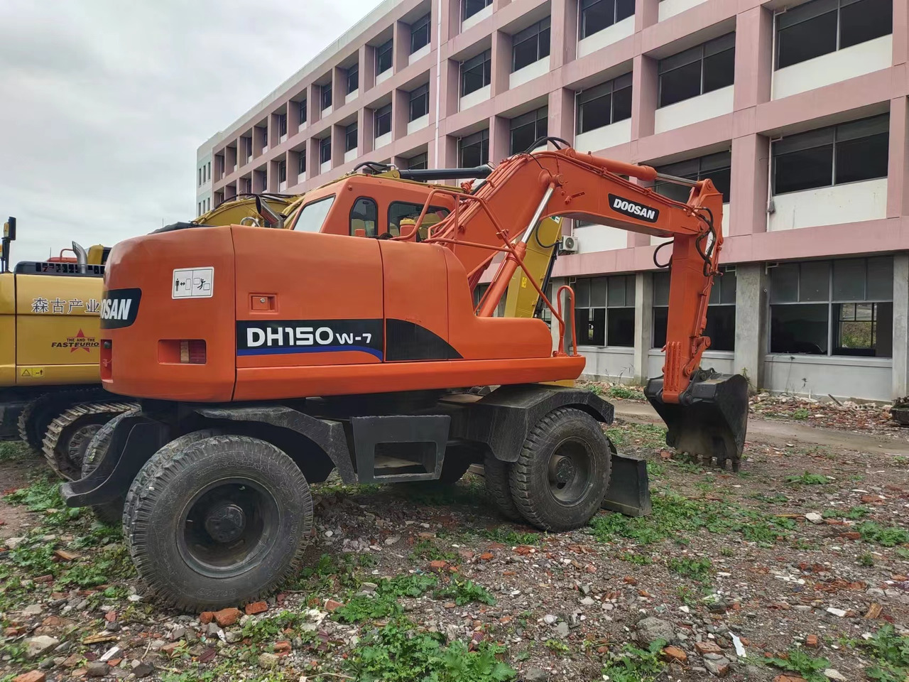 DOOSAN DH150W-7 - Ekskavator me goma: foto 5 DOOSAN DH150W-7 - Ekskavator me goma: foto 5