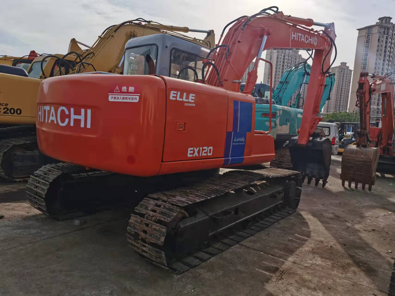 HITACHI EX120-2 - Ekskavator me zinxhirë: foto 2 HITACHI EX120-2 - Ekskavator me zinxhirë: foto 2