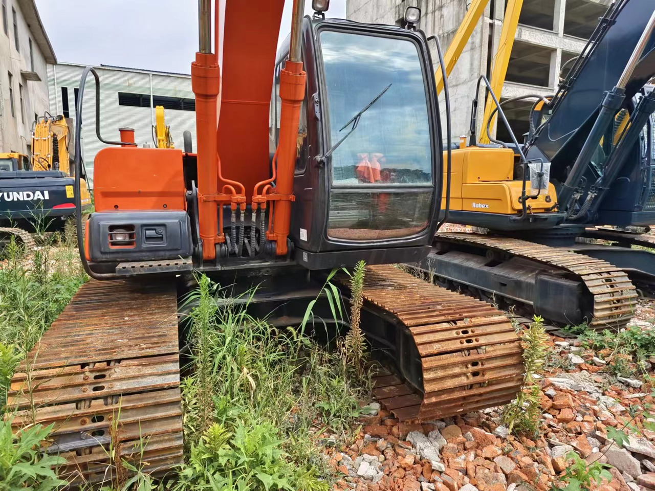 HITACHI EX120-5 - Ekskavator me zinxhirë: foto 3 HITACHI EX120-5 - Ekskavator me zinxhirë: foto 3
