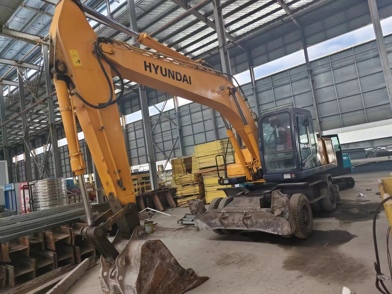 HYUNDAI 210W-7 - Ekskavator me goma: foto 1 HYUNDAI 210W-7 - Ekskavator me goma: foto 1
