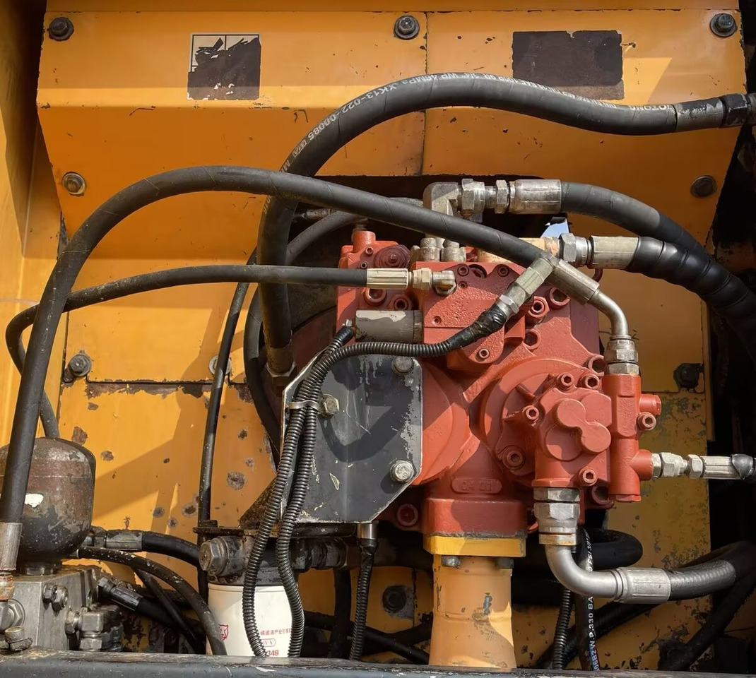 Ekskavator me goma HYUNDAI 210W-9: foto 6