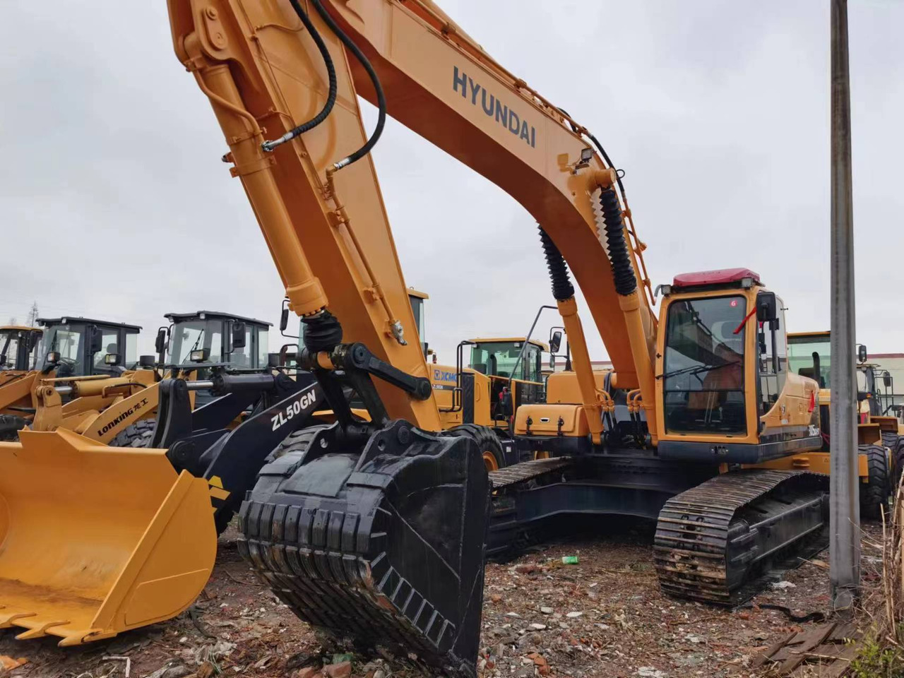 HYUNDAI 305LC-9T 220LC-9S - Ekskavator me zinxhirë: foto 1 HYUNDAI 305LC-9T 220LC-9S - Ekskavator me zinxhirë: foto 1