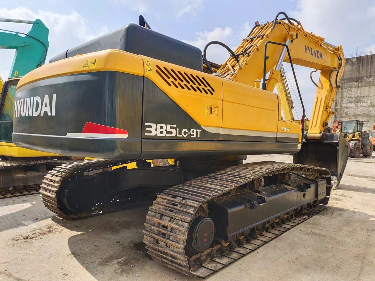 HYUNDAI R385LC-9T R305 R220 - Ekskavator me zinxhirë: foto 1 HYUNDAI R385LC-9T R305 R220 - Ekskavator me zinxhirë: foto 1