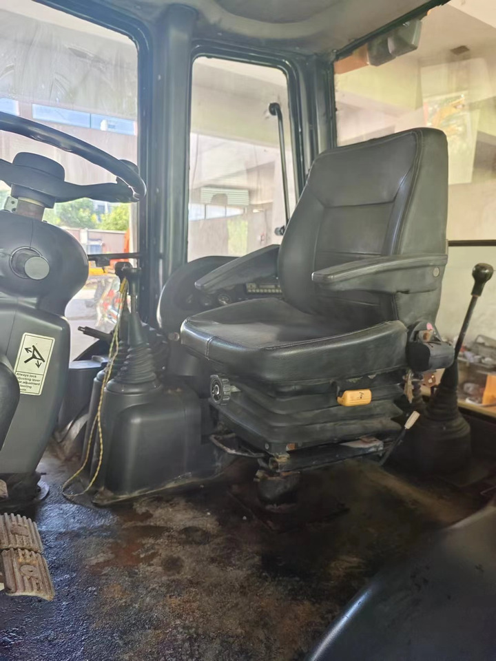 JCB 3CX - Fadromë me shkarkim nga prapa: foto 4 JCB 3CX - Fadromë me shkarkim nga prapa: foto 4