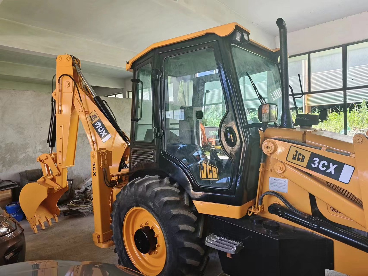 JCB 3CX - Fadromë me shkarkim nga prapa: foto 3 JCB 3CX - Fadromë me shkarkim nga prapa: foto 3