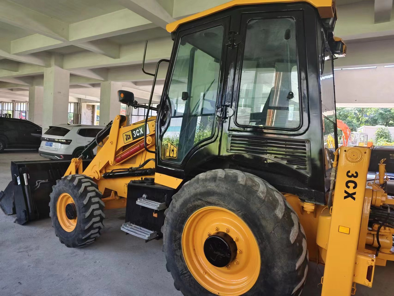 JCB 3CX - Fadromë me shkarkim nga prapa: foto 5 JCB 3CX - Fadromë me shkarkim nga prapa: foto 5