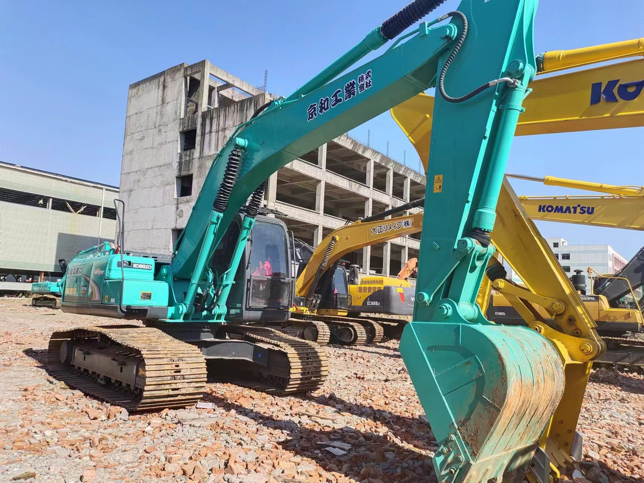 KOBELCO SK200D - Ekskavator me zinxhirë: foto 5 KOBELCO SK200D - Ekskavator me zinxhirë: foto 5