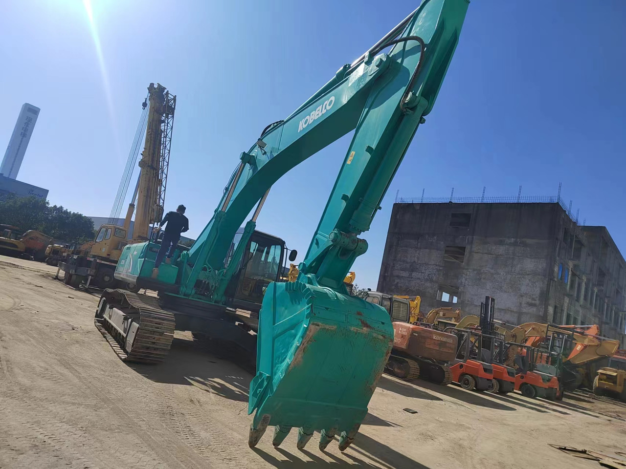 KOBELCO SK350LC-8 - Ekskavator me zinxhirë: foto 1 KOBELCO SK350LC-8 - Ekskavator me zinxhirë: foto 1