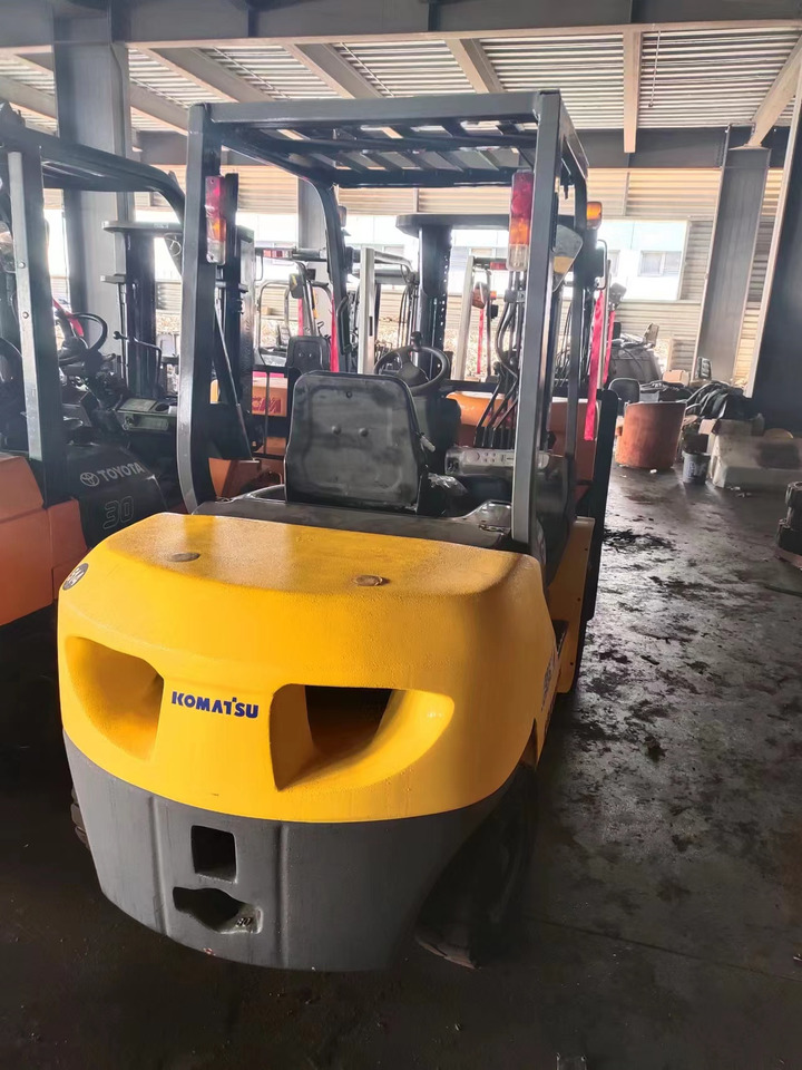 KOMATSU FD30T-17 - Pirun më naftë: foto 4 KOMATSU FD30T-17 - Pirun më naftë: foto 4