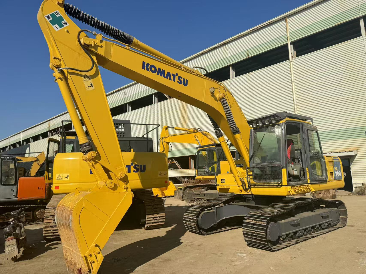 KOMATSU PC200-8 - Ekskavator me zinxhirë: foto 1 KOMATSU PC200-8 - Ekskavator me zinxhirë: foto 1