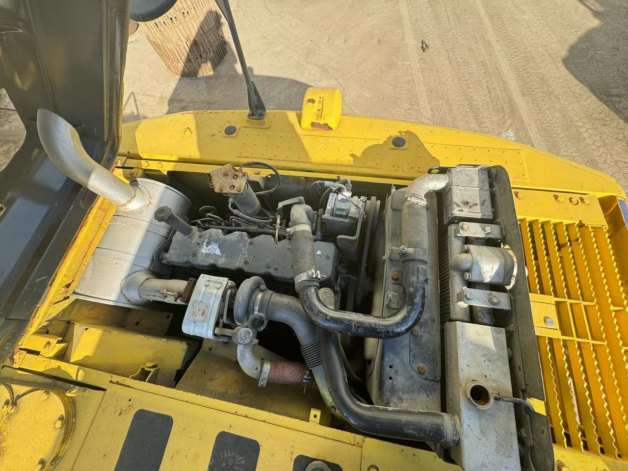 KOMATSU PC200-8 - Ekskavator me zinxhirë: foto 5 KOMATSU PC200-8 - Ekskavator me zinxhirë: foto 5