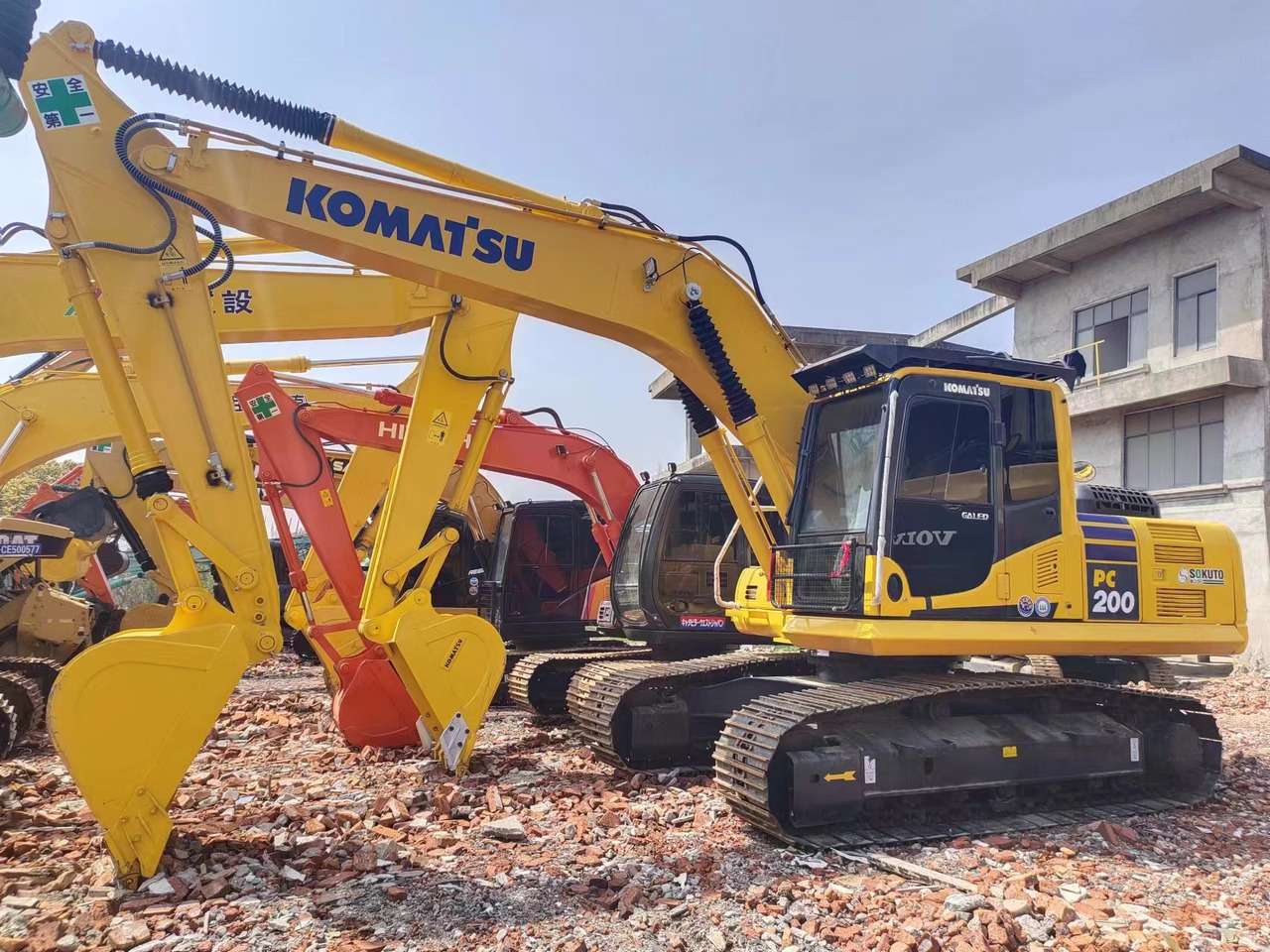 KOMATSU PC200-8N1 - Ekskavator me zinxhirë: foto 2 KOMATSU PC200-8N1 - Ekskavator me zinxhirë: foto 2