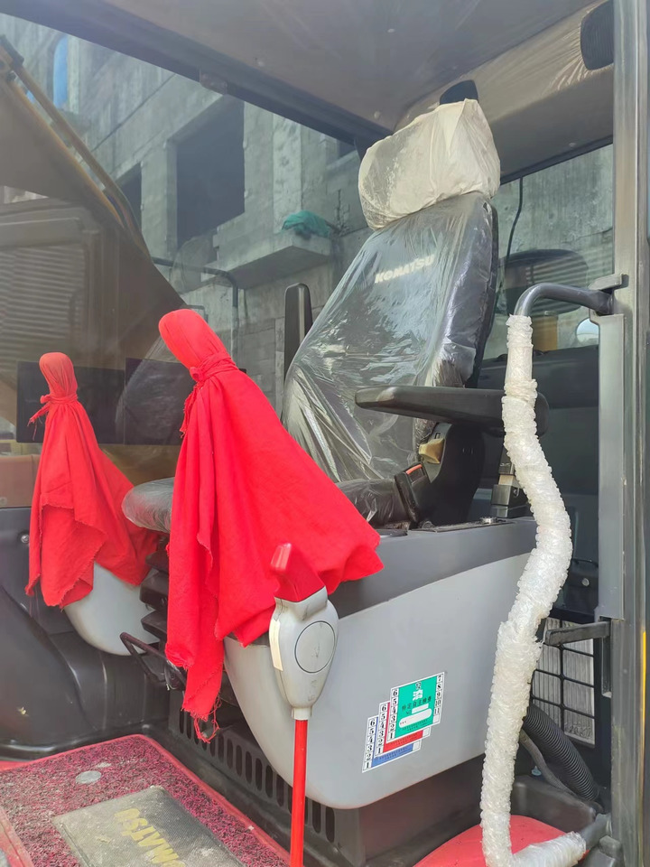 KOMATSU PC200-8N1 - Ekskavator me zinxhirë: foto 4 KOMATSU PC200-8N1 - Ekskavator me zinxhirë: foto 4