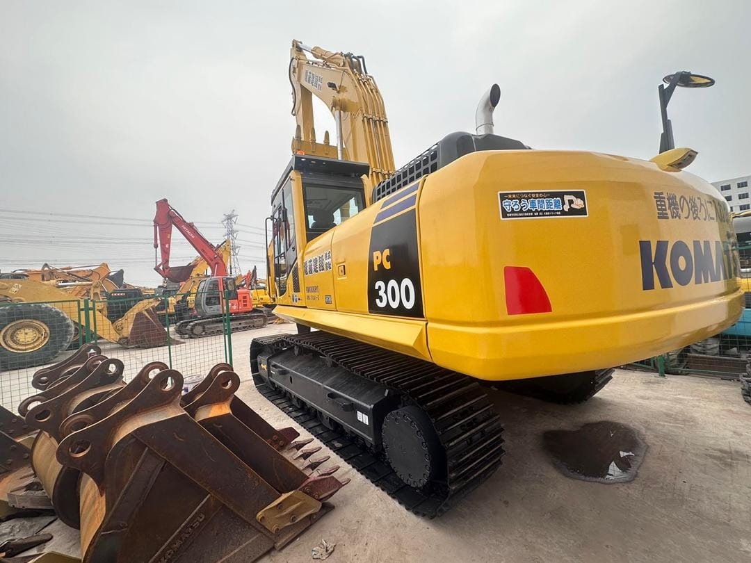 KOMATSU PC300-8 - Ekskavator me zinxhirë: foto 1 KOMATSU PC300-8 - Ekskavator me zinxhirë: foto 1