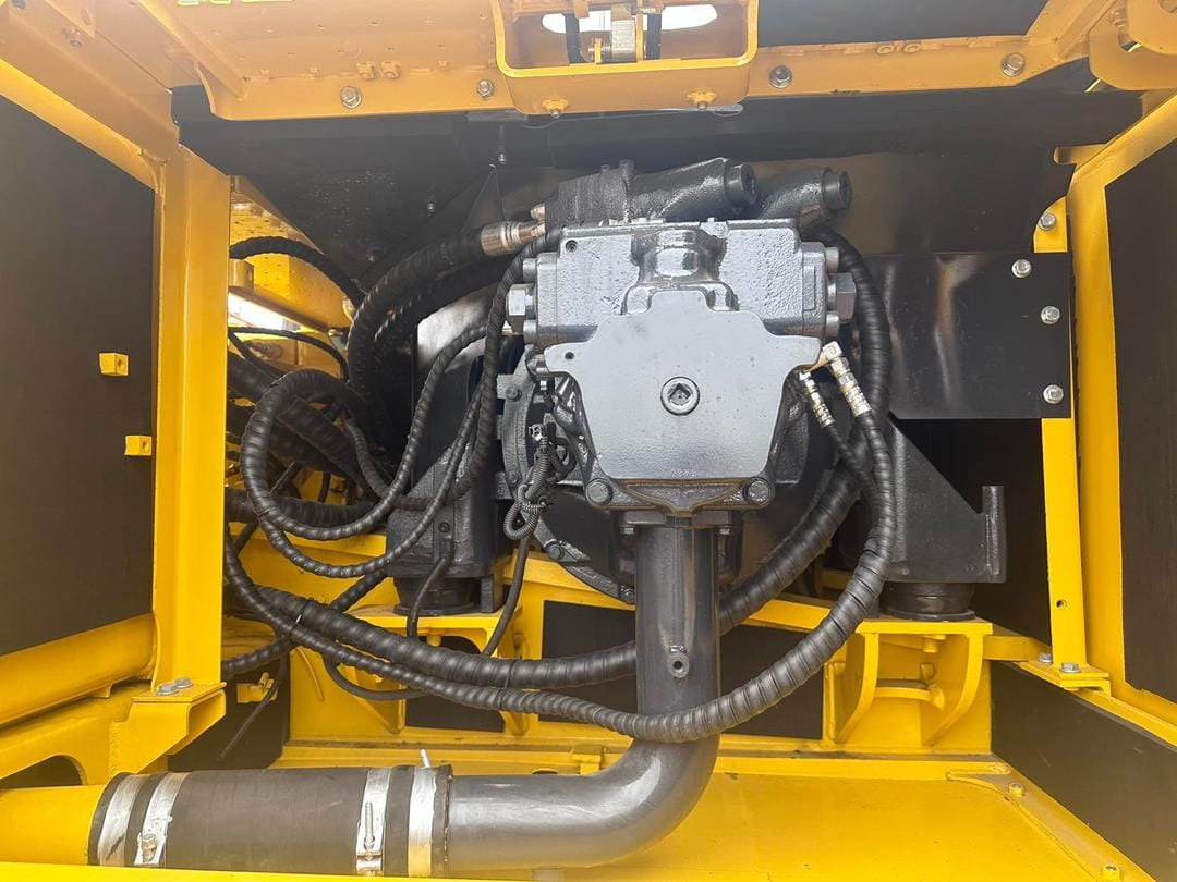 KOMATSU PC300-8 - Ekskavator me zinxhirë: foto 4 KOMATSU PC300-8 - Ekskavator me zinxhirë: foto 4