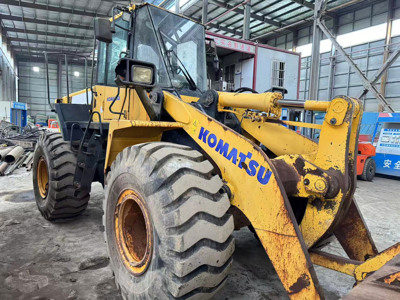 KOMATSU WA380Z-6 - Fadrom me goma: foto 4 KOMATSU WA380Z-6 - Fadrom me goma: foto 4