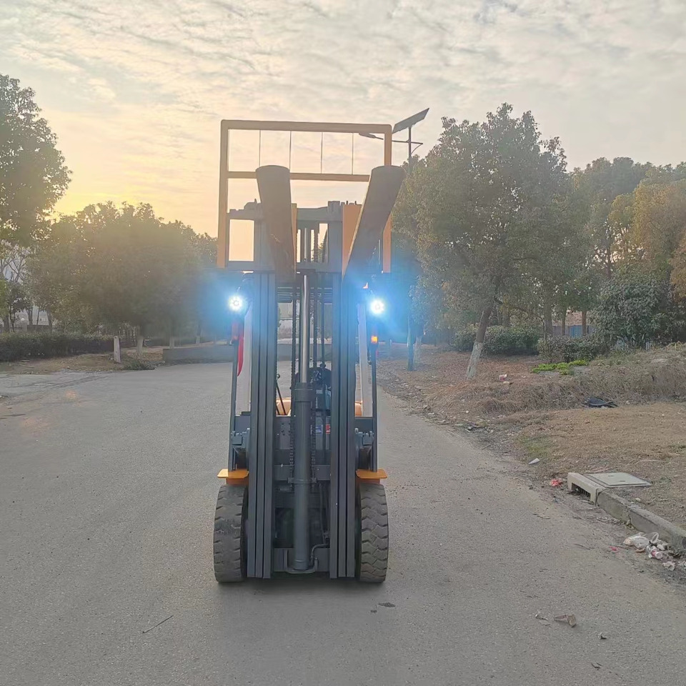 TCM FD30 diesel ISUZU engine forklift from Japan - Pirun më naftë: foto 4 TCM FD30 diesel ISUZU engine forklift from Japan - Pirun më naftë: foto 4