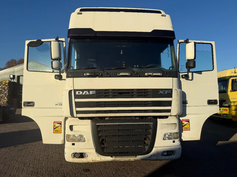 DAF XF 95.430 Tractor Unit - Gjysmë-kamion: foto 2 DAF XF 95.430 Tractor Unit - Gjysmë-kamion: foto 2
