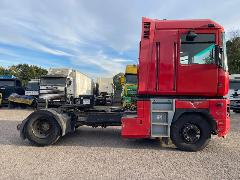 Renault Magnum 480 MACK Tractor unit - Gjysmë-kamion: foto 4 Renault Magnum 480 MACK Tractor unit - Gjysmë-kamion: foto 4