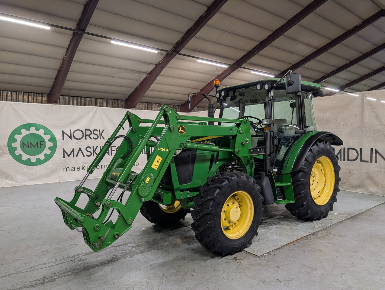 John Deere 5085M - Traktor: foto 1 John Deere 5085M - Traktor: foto 1