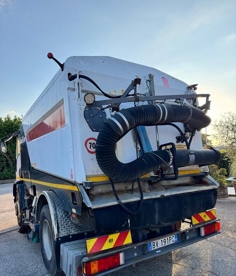 Iveco EuroCargo 150E18 spazzatrice - Makinë fshirëse për rrugët: foto 4 Iveco EuroCargo 150E18 spazzatrice - Makinë fshirëse për rrugët: foto 4