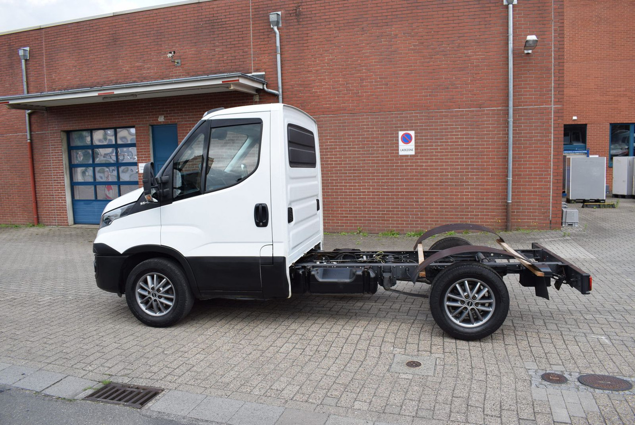 Iveco Daily 35 S21 3,0 Automatik Luftfederung Tempomat - Kamion kabinë-shasi: foto 3 Iveco Daily 35 S21 3,0 Automatik Luftfederung Tempomat - Kamion kabinë-shasi: foto 3