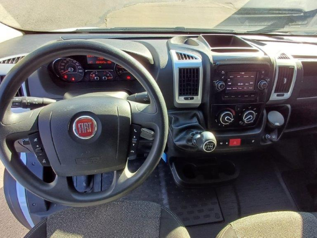 Interior photo 1: Furgon FIAT Ducato L4H3 Maxi Interior photo 1: Furgon FIAT Ducato L4H3 Maxi