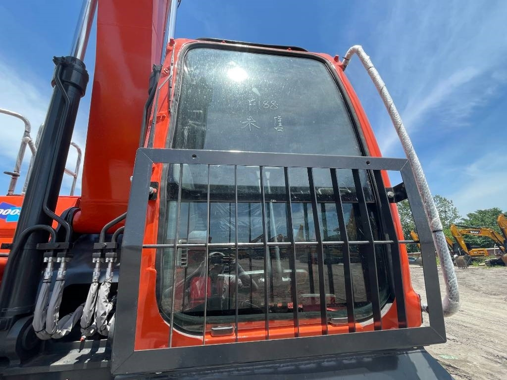 Doosan DX 300 LC - Ekskavator me zinxhirë: foto 2 Doosan DX 300 LC - Ekskavator me zinxhirë: foto 2
