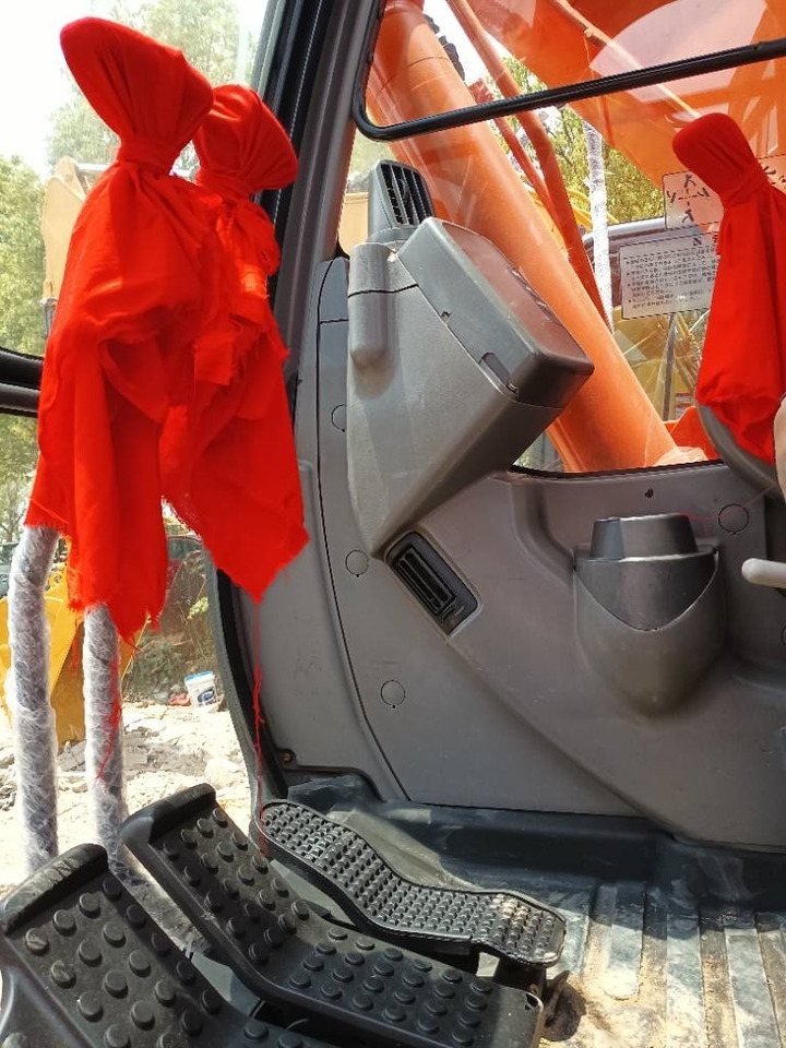 Hitachi ZX 135 U-5 - Ekskavator me zinxhirë: foto 5 Hitachi ZX 135 U-5 - Ekskavator me zinxhirë: foto 5