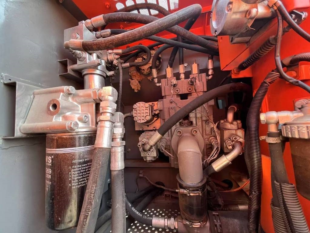 Hitachi ZX 160 - Ekskavator me zinxhirë: foto 5 Hitachi ZX 160 - Ekskavator me zinxhirë: foto 5