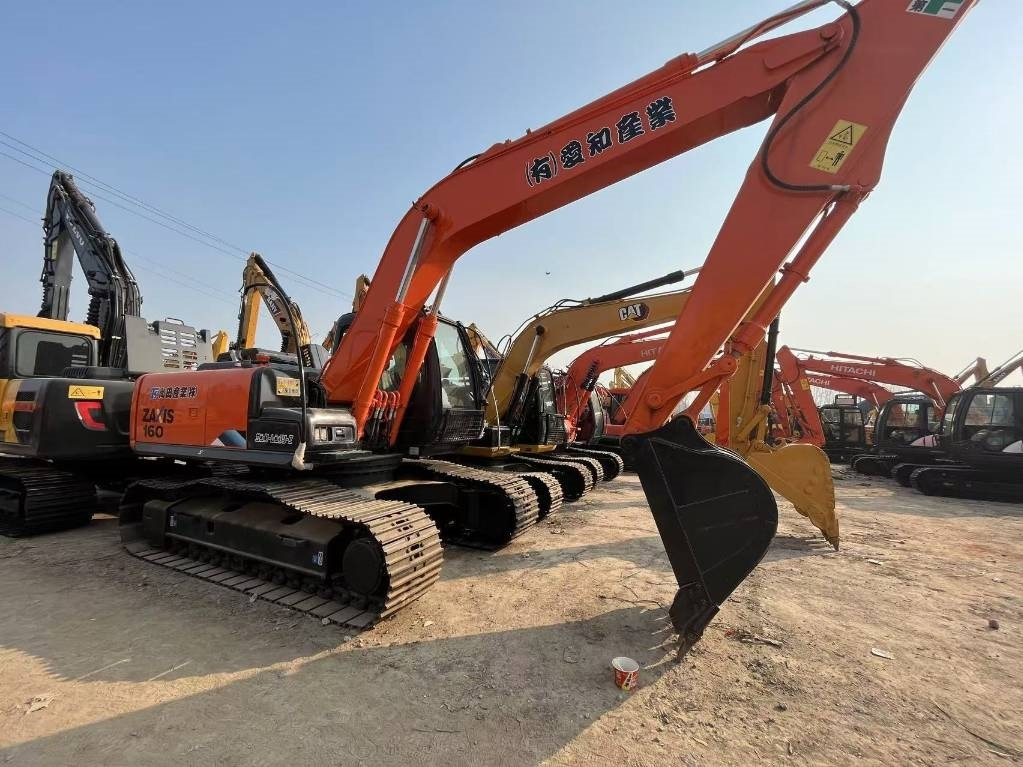 Hitachi ZX 160 - Ekskavator me zinxhirë: foto 2 Hitachi ZX 160 - Ekskavator me zinxhirë: foto 2
