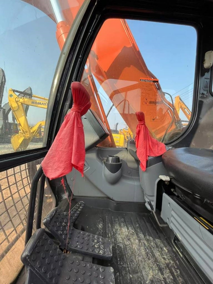 Hitachi ZX 160 - Ekskavator me zinxhirë: foto 4 Hitachi ZX 160 - Ekskavator me zinxhirë: foto 4