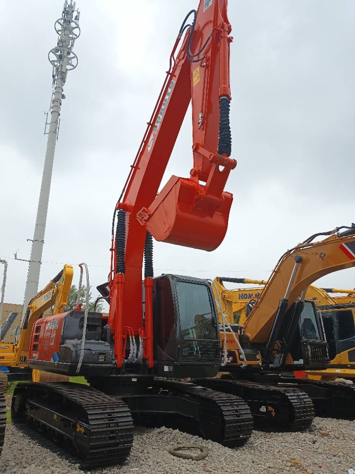 Hitachi ZX 200 - Ekskavator me zinxhirë: foto 1 Hitachi ZX 200 - Ekskavator me zinxhirë: foto 1